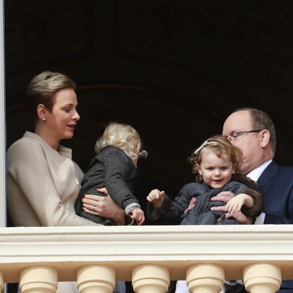 Le prince Jacques et la princesse Gabriella de Monaco avec leurs parents le prince Albert et la princesse Charlene au balcon du palais princier le 27 janvier 2017 lors des célébrations de sainte Dévote. © Claudia Albuquerque / Bestimage