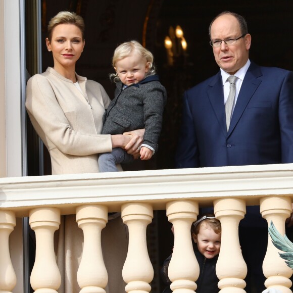 Le prince Jacques et la princesse Gabriella de Monaco avec leurs parents le prince Albert et la princesse Charlene au balcon du palais princier le 27 janvier 2017 lors des célébrations de sainte Dévote. © Olivier Huitel / Pool restreint Monaco / Bestimage