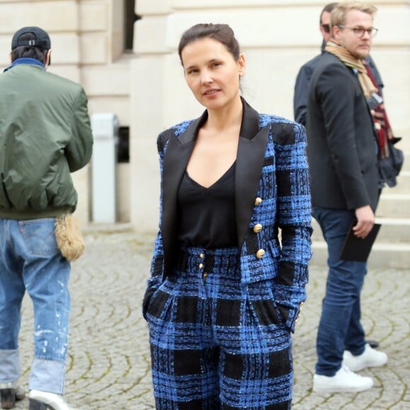 Virgine Ledoyen arrive à l'Hôtel Potocki (siège de la Chambre de Commerce et d'Industrie Paris Île-de-France) pour le défilé de mode "Balmain", collection prêt-à-porter Automne-Hiver 2017-2018. Paris, le 2 Mars 2017.© CVS/Veeren/Bestimage