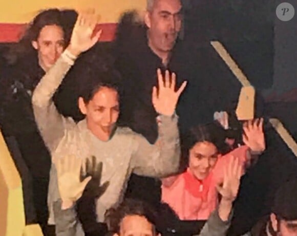Exclusif - Katie Holmes et sa fille Suri dans une attraction de Santa Monica avec des amis le 5 février 2017.