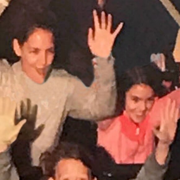 Exclusif - Katie Holmes et sa fille Suri dans une attraction de Santa Monica avec des amis le 5 février 2017.