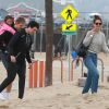 Exclusif - Katie Holmes et sa fille Suri se baladent sur la plage à Santa Monica, le 5 février 2017.