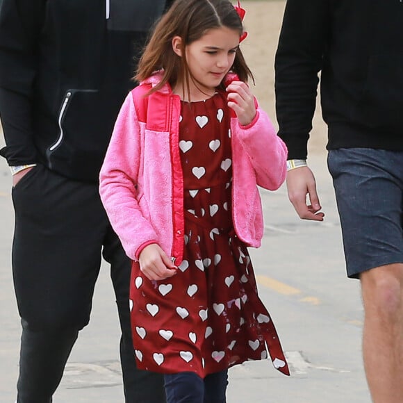 Exclusif - Katie Holmes et sa fille Suri se baladent sur la plage à Santa Monica, le 5 février 2017.