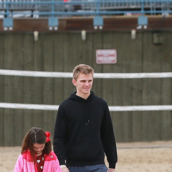 Exclusif - Katie Holmes et sa fille Suri se baladent sur la plage à Santa Monica, le 5 février 2017.
