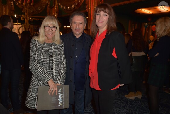 Exclusif - Michel Drucker, femme Dany Saval et Stéfanie Jarre à la générale de la comédie musicale Les Choristes au théâtre des Folies Bergère à Paris, France, le 2 mars 2017.