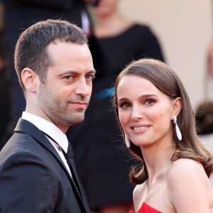 Natalie Portman (bijoux de Grisogono) et son mari Benjamin Millepied - Montée des marches du film "La Tête Haute" pour l'ouverture du 68 ème Festival du film de Cannes – Cannes le 13 mai 2015