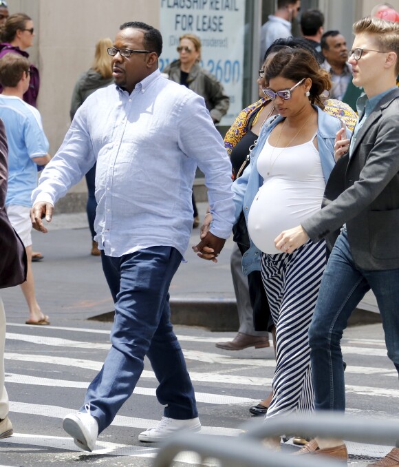 Bobby Brown et sa femme Alicia Etheredge, enceinte, se baladent main dans la main à Times Square à New York le 13 juin 2016.