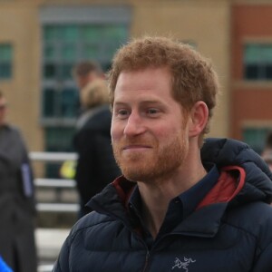 Le prince Harry rencontre les athlètes du marathon de la fondation royale Team Heads Together à Gateshead le 21 février 2017.