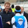 Le prince Harry rencontre les athlètes du marathon de la fondation royale Team Heads Together à Gateshead le 21 février 2017.
