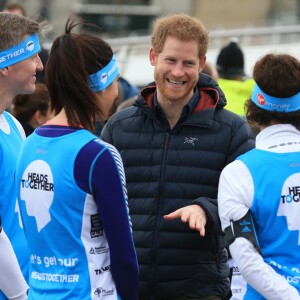 Le prince Harry rencontre les athlètes du marathon de la fondation royale Team Heads Together à Gateshead le 21 février 2017.