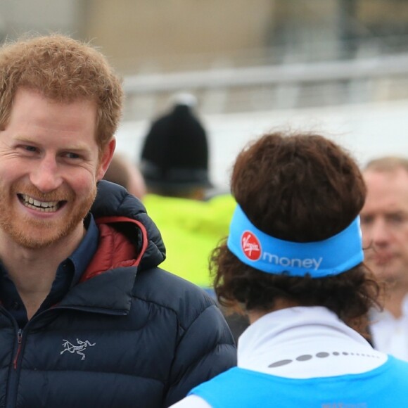 Le prince Harry rencontre les athlètes du marathon de la fondation royale Team Heads Together à Gateshead le 21 février 2017.