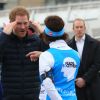 Le prince Harry rencontre les athlètes du marathon de la fondation royale Team Heads Together à Gateshead le 21 février 2017.