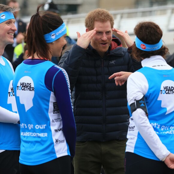 Le prince Harry rencontre les athlètes du marathon de la fondation royale Team Heads Together à Gateshead le 21 février 2017.