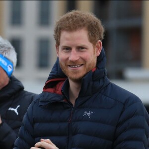 Le prince Harry rencontre les athlètes du marathon de la fondation royale Team Heads Together à Gateshead le 21 février 2017.