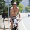 Exclusif - Bill Paxton fait du vélo torse nu à Malibu, Californie, le 4 juillet 2016.