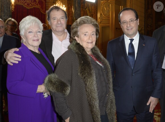 Exclusif - Line Renaud, Daniel Russo, Bernadette Chirac et Francois Hollande - Francois Hollande a élevé la chanteuse et actrice Line Renaud au rang de grand officier de la Légion d'honneur lors d'une cérémonie au palais de l'Elysée à Paris le 21 novembre 2013.