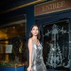 Emily Ratajkowski arrive au restaurant Lapérouse pour assister au dîner de V Magazine. Paris, le 7 mars 2017.
