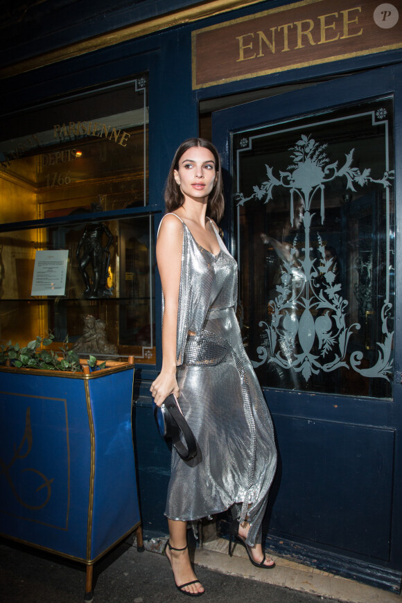 Emily Ratajkowski arrive au restaurant Lapérouse pour assister au dîner de V Magazine. Paris, le 7 mars 2017.