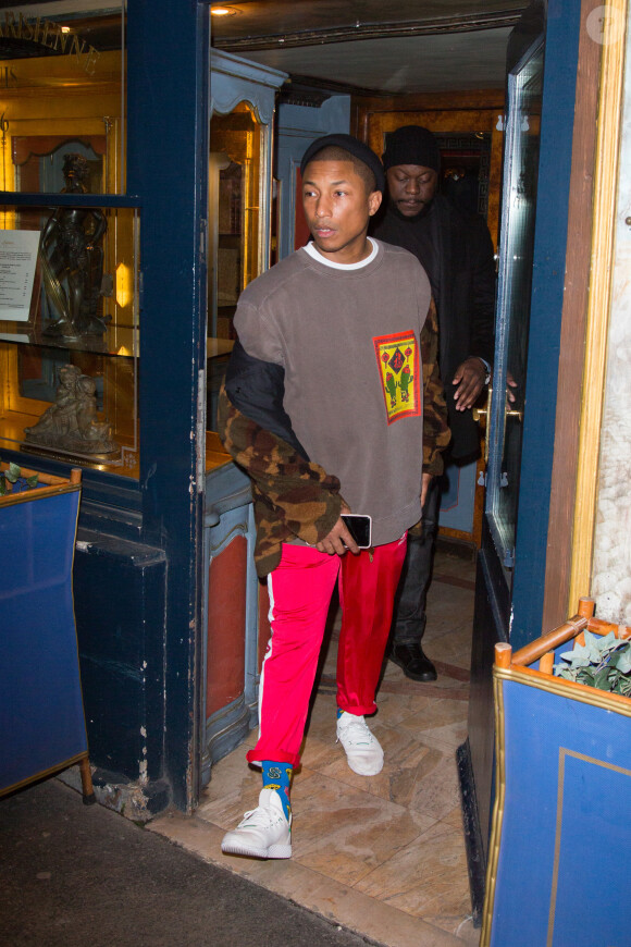 Pharrell Williams arrive au restaurant Lapérouse pour assister au dîner de V Magazine. Paris, le 7 mars 2017.