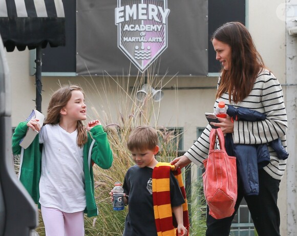 Exclusif - Jennifer Garner emmène ses enfants Seraphina, Samuel et Violet Affleck à leur cours de karaté à Los Angeles, le 5 mars 2017
