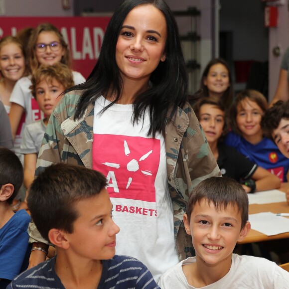 Exclusif -  La chanteuse Alizée a donné de la voix pour se faire entendre des 109 élèves de 5ème qui participaient à la dictée ELA. Cette association de lutte contre les leucodystrophies organise pour la 23ème année consécutive une campagne intitulée "Mets tes baskets et bats la maladie", parrainée par Zinédine Zidane et Alizée, qui se veut être un moment d'échange et de sensibilisation au sujet d'une maladie rare et peu connue. © Olivier Sanchez/Crystal Pictures/Bestimage