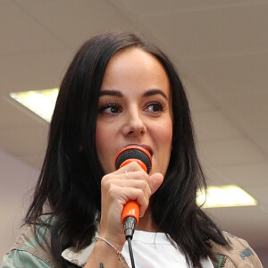 Exclusif -  La chanteuse Alizée a donné de la voix pour se faire entendre des 109 élèves de 5ème qui participaient à la dictée ELA. Cette association de lutte contre les leucodystrophies organise pour la 23ème année consécutive une campagne intitulée "Mets tes baskets et bats la maladie", parrainée par Zinédine Zidane et Alizée, qui se veut être un moment d'échange et de sensibilisation au sujet d'une maladie rare et peu connue. © Olivier Sanchez/Crystal Pictures/Bestimage