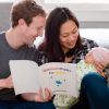 Sur sa page Facebook, Mark Zuckerberg a publié une photo de sa femme Priscilla Chan et lui en train de lire un livre de physique quantique à leur petite fille Maxima . Le 10 décembre 2015.