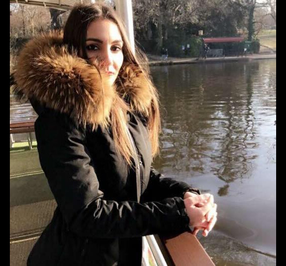 Claire Ponchy, photo de profil de la page Facebook créée à sa mémoire par son petit ami Jeremy Paulon - dernière photo qu'il ait prise d'elle, à Paris, a-t-il précisé - suite à sa mort dans un accident de la route impliquant le van de la chanteuse Jenifer, dans la nuit du 5 au 6 mars 2017.