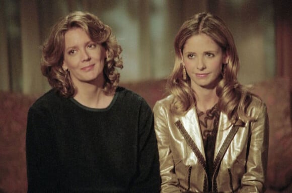 Kristine Sutherland, alias Joyce Summers dans Buffy, aux côtés de Sarah Michelle Gellar