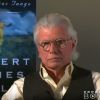 Robert James Waller, auteur de The Bridges of Madison County (Sur la route de Madison), est mort le 10 mars 2017 à 77 ans. Ici lors d'une interview à propos du Chemin des hautes plaines.