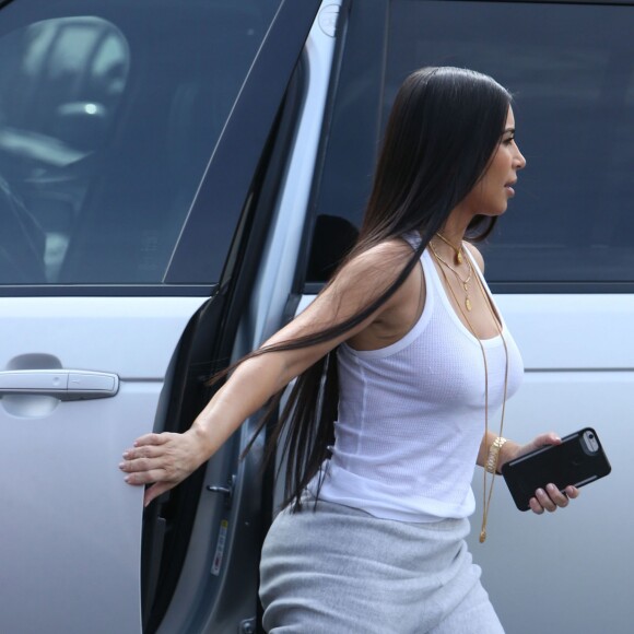 Kourtney, Kim Kardashian, leurs filles Penelope et North, et Khloé Kardashian sont allées à l'atelier d'art pour enfants Color Me Mine, à Los Angeles. Le 10 mars 2017.