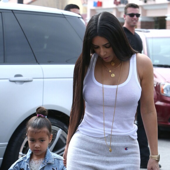 Kourtney, Kim Kardashian, leurs filles Penelope et North, et Khloé Kardashian sont allées à l'atelier d'art pour enfants Color Me Mine, à Los Angeles. Le 10 mars 2017.