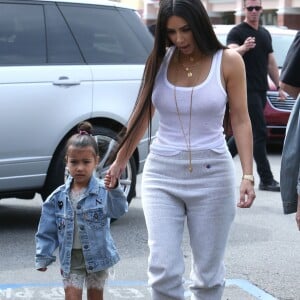 Kourtney, Kim Kardashian, leurs filles Penelope et North, et Khloé Kardashian sont allées à l'atelier d'art pour enfants Color Me Mine, à Los Angeles. Le 10 mars 2017.
