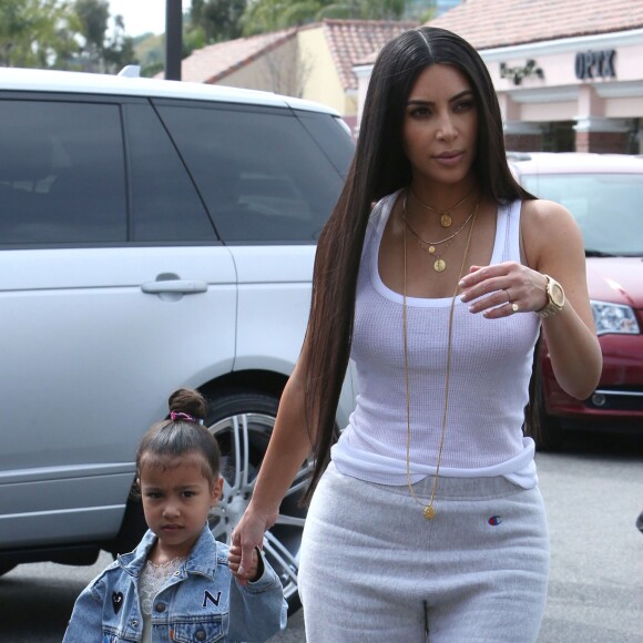 Kourtney, Kim Kardashian, leurs filles Penelope et North, et Khloé Kardashian sont allées à l'atelier d'art pour enfants Color Me Mine, à Los Angeles. Le 10 mars 2017.