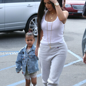 Kourtney, Kim Kardashian, leurs filles Penelope et North, et Khloé Kardashian sont allées à l'atelier d'art pour enfants Color Me Mine, à Los Angeles. Le 10 mars 2017.