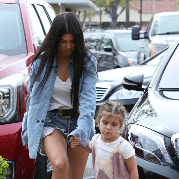Kourtney, Kim Kardashian, leurs filles Penelope et North, et Khloé Kardashian sont allées à l'atelier d'art pour enfants Color Me Mine, à Los Angeles. Le 10 mars 2017.