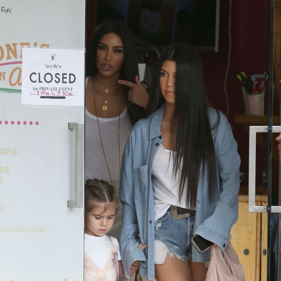 Kourtney, Kim Kardashian, leurs filles Penelope et North, et Khloé Kardashian sont allées à l'atelier d'art pour enfants Color Me Mine, à Los Angeles. Le 10 mars 2017.