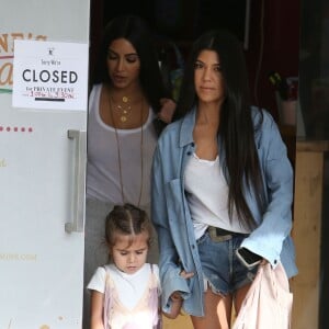 Kourtney, Kim Kardashian, leurs filles Penelope et North, et Khloé Kardashian sont allées à l'atelier d'art pour enfants Color Me Mine, à Los Angeles. Le 10 mars 2017.