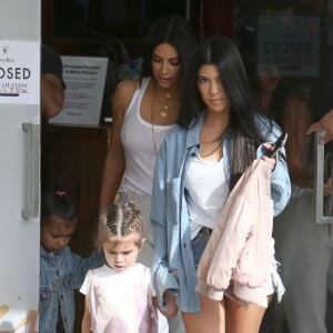 Kourtney, Kim Kardashian, leurs filles Penelope et North, et Khloé Kardashian sont allées à l'atelier d'art pour enfants Color Me Mine, à Los Angeles. Le 10 mars 2017.