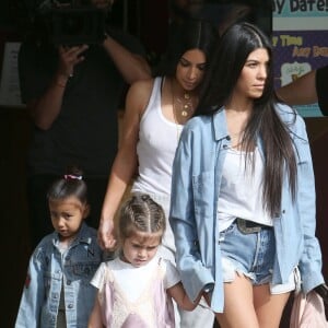 Kourtney, Kim Kardashian, leurs filles Penelope et North, et Khloé Kardashian sont allées à l'atelier d'art pour enfants Color Me Mine, à Los Angeles. Le 10 mars 2017.
