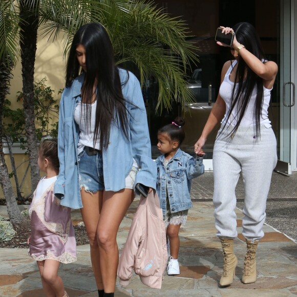 Kourtney, Kim Kardashian, leurs filles Penelope et North, et Khloé Kardashian sont allées à l'atelier d'art pour enfants Color Me Mine, à Los Angeles. Le 10 mars 2017.