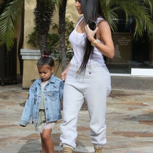 Kourtney, Kim Kardashian, leurs filles Penelope et North, et Khloé Kardashian sont allées à l'atelier d'art pour enfants Color Me Mine, à Los Angeles. Le 10 mars 2017.