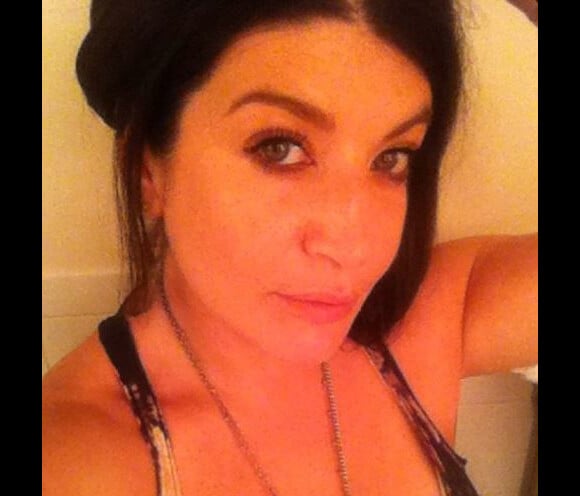 Danielle Priano pose en mode selfie sur Twitter. Photo de profil.
