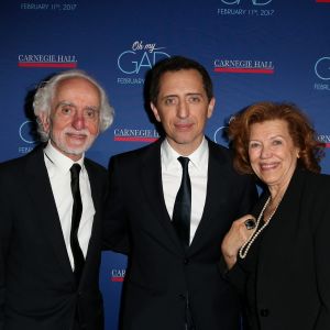 Exclusif - Gad Elmaleh avec son père David et sa mère Régine lors du photocall du spectacle de Gad Elmaleh "Oh My Gad" au "Carnegie Hall" à New York, le 11 février 2017. © Dominique Jacovides/Bestimage