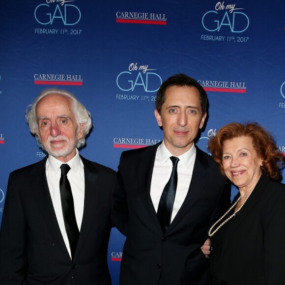 Exclusif - Gad Elmaleh avec son père David et sa mère Régine lors du photocall du spectacle de Gad Elmaleh "Oh My Gad" au "Carnegie Hall" à New York, le 11 février 2017. © Dominique Jacovides/Bestimage