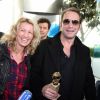 Jean Dujardin et Alexandra Lamy après les Golden Globes - Aéroport de Roissy Charles de Gaulles le 17 janvier 2012