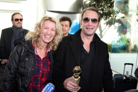 Jean Dujardin et Alexandra Lamy après les Golden Globes - Aéroport de Roissy Charles de Gaulles le 17 janvier 2012
