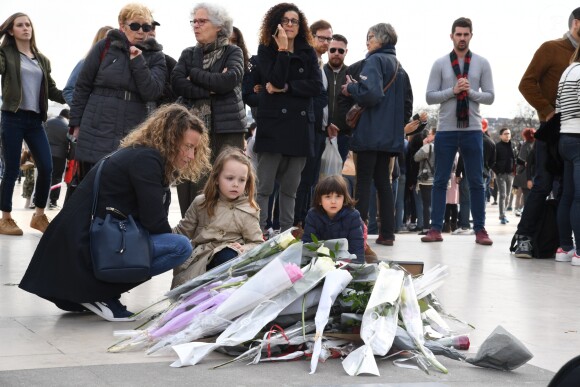 Les familles et les proches des victimes de l'accident d'hélicoptère, survenu il y a deux ans en mars 2015, lors du tournage en Argentine du jeu d'aventure "Dropped", se sont réunis pour rendre hommage aux disparus et réclamer justice sur l'Esplanade du Trocadéro à Paris, France, le 11 mars 2017. Deux hélicoptères s'étaient heurtés peu après leur décollage de Villa Castelli, dans le nord-ouest de l'Argentine. Dix personnes avaient péri, dont les sportifs Florence Arthaud, Camille Muffat et Alexis Vastine. Les familles de victimes attendent toujours que des responsabilités soient établies. © Lionel Urman/Bestim