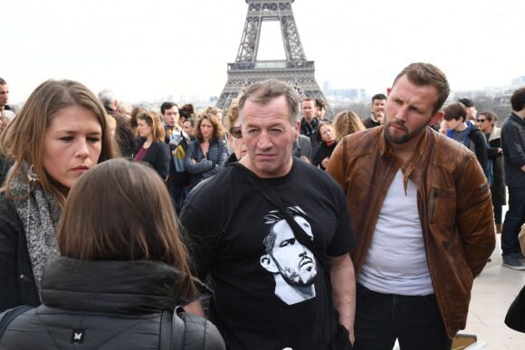 Adriani Vastine et Alain Vastine - Les familles et les proches des victimes de l'accident d'hélicoptère, survenu il y a deux ans en mars 2015, lors du tournage en Argentine du jeu d'aventure "Dropped", se sont réunis pour rendre hommage aux disparus et réclamer justice sur l'Esplanade du Trocadéro à Paris, France, le 11 mars 2017. Deux hélicoptères s'étaient heurtés peu après leur décollage de Villa Castelli, dans le nord-ouest de l'Argentine. Dix personnes avaient péri, dont les sportifs Florence Arthaud, Camille Muffat et Alexis Vastine. Les familles de victimes attendent toujours que des responsabilités soient établies. © Lionel Urman/Bestimage