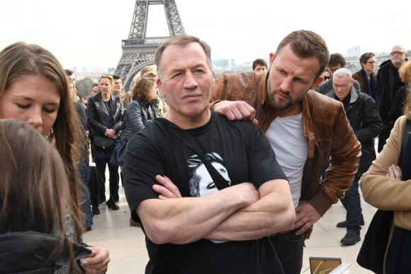 Adriani Vastine et Alain Vastine - Les familles et les proches des victimes de l'accident d'hélicoptère, survenu il y a deux ans en mars 2015, lors du tournage en Argentine du jeu d'aventure "Dropped", se sont réunis pour rendre hommage aux disparus et réclamer justice sur l'Esplanade du Trocadéro à Paris, France, le 11 mars 2017. Deux hélicoptères s'étaient heurtés peu après leur décollage de Villa Castelli, dans le nord-ouest de l'Argentine. Dix personnes avaient péri, dont les sportifs Florence Arthaud, Camille Muffat et Alexis Vastine. Les familles de victimes attendent toujours que des responsabilités soient établies. © Lionel Urman/Bestimage